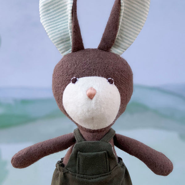 Lucas Rabbit in Picnic Overalls – Jen\'s Organic Baby | Lätzchen